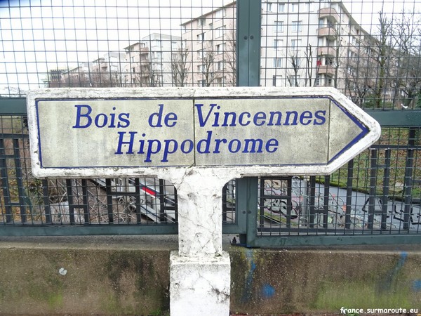 Poteau flèche Saint-Mandé V 11 1.JPG