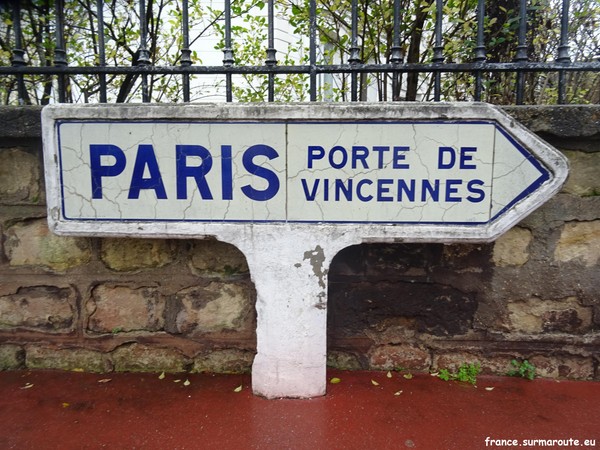 Poteau flèche Saint-Mandé V 11 3.JPG