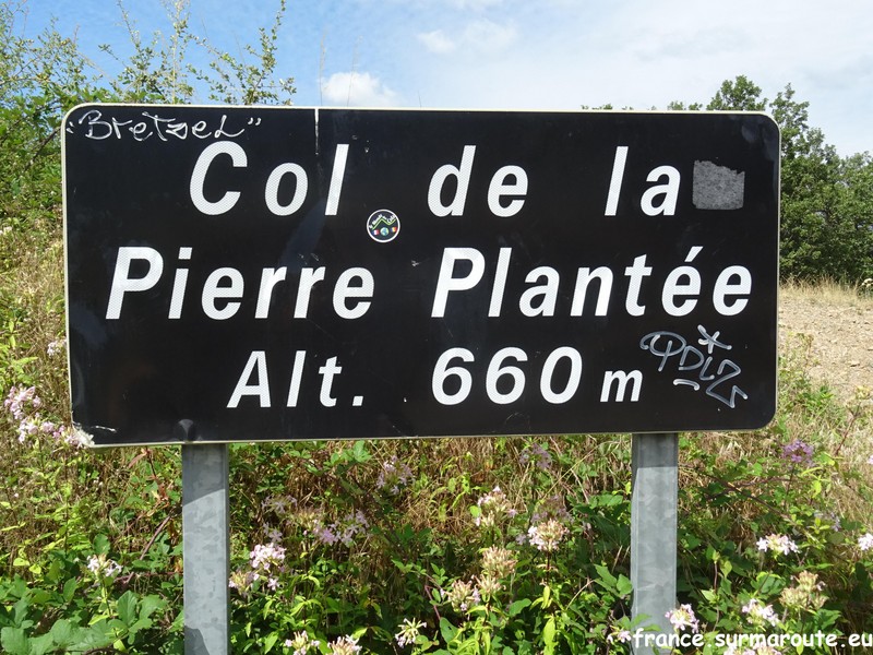 30 Pierre plantée .JPG